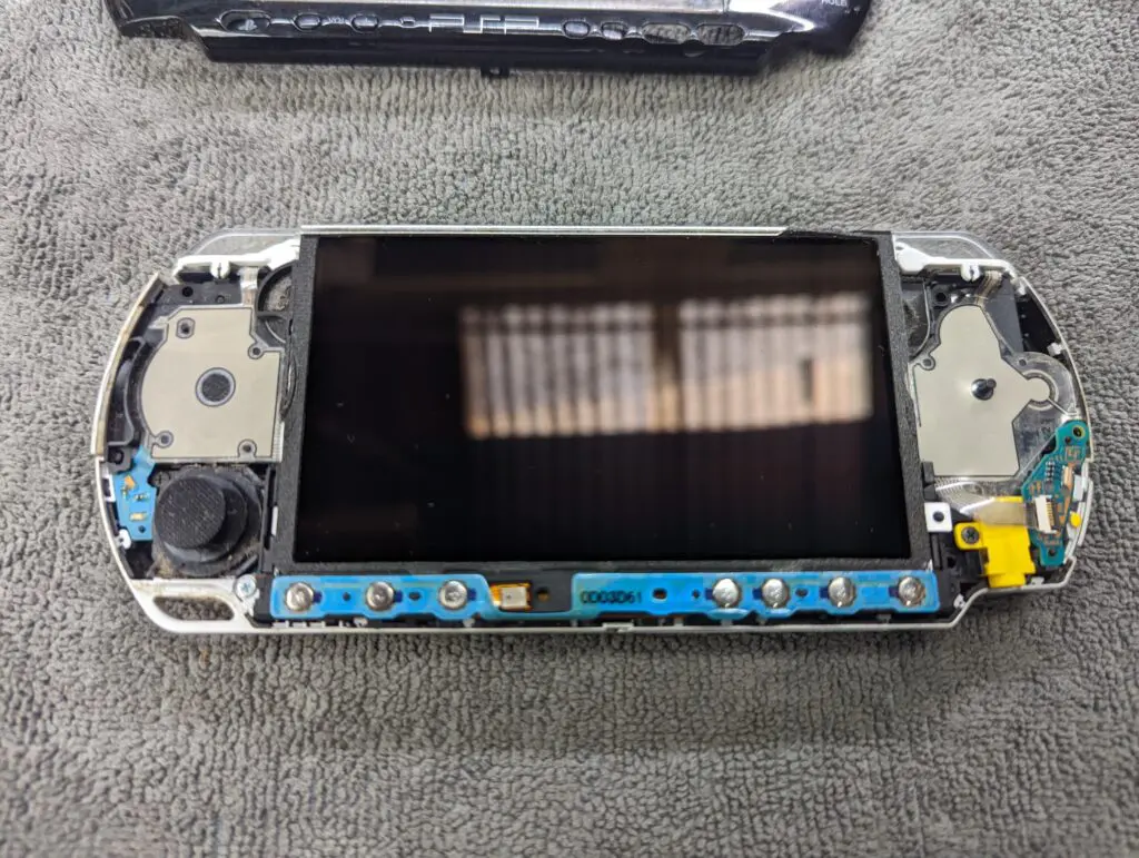 スティックが勝手に動く。PSP3000のスティック交換方法 – ゲーム修理 