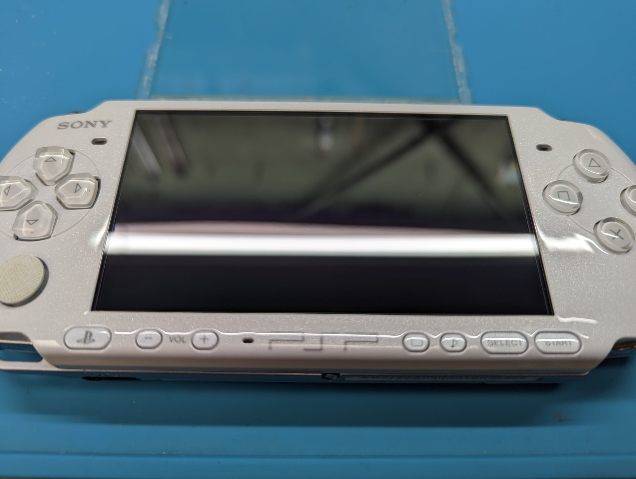 傷だらけの液晶パネルを交換！　PSP3000のパネル交換の紹介