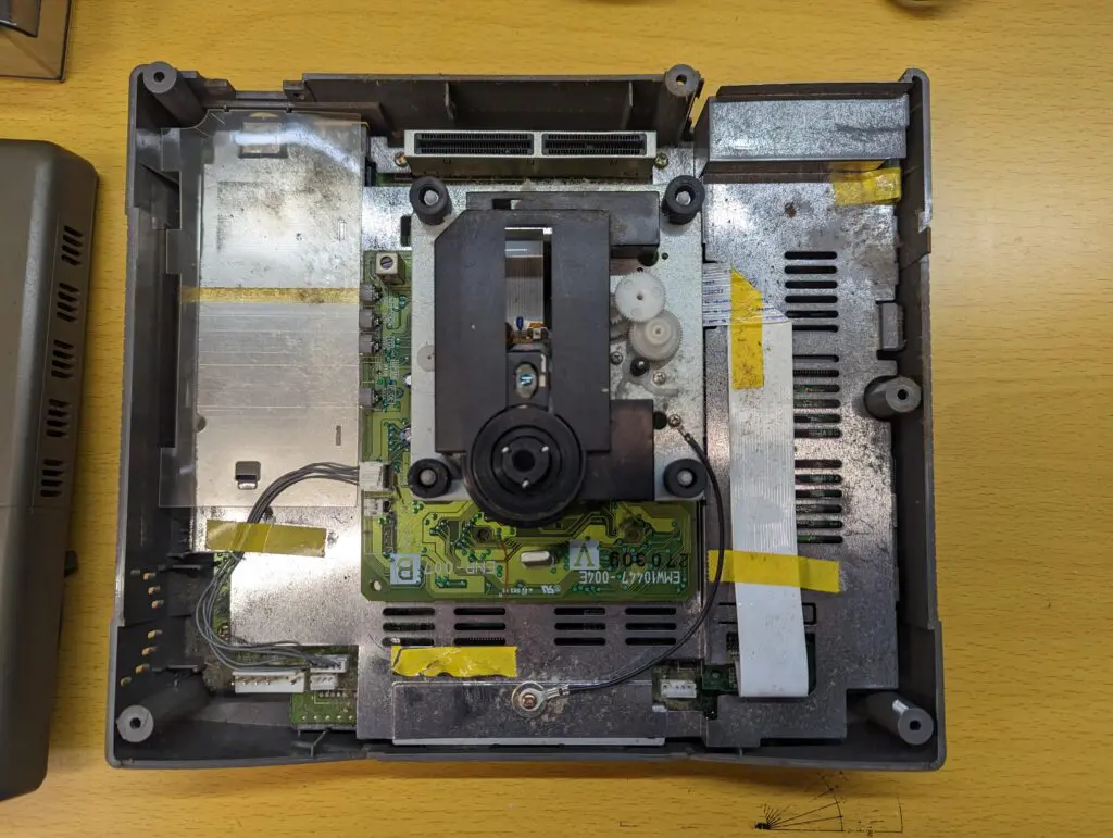 セガサターンのソフト読み込み不良を修理 – ゲーム修理ドットコム