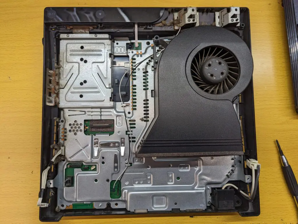 薄型PS3 ピッと鳴って電源ランプが消灯する故障を修理しました 薄型PS3 ピッと鳴って電源ランプが消灯する故障を修理しました