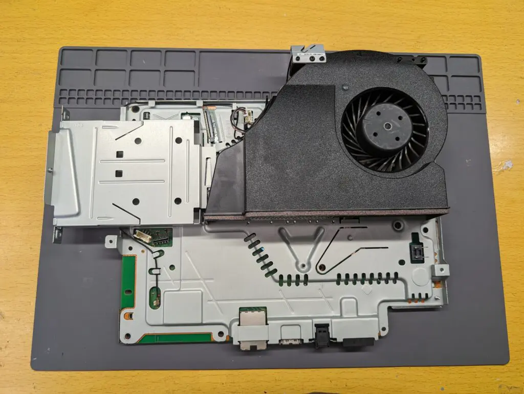 ケーブルを挿しても電源ランプが点灯しないPS3。原因・修理方法