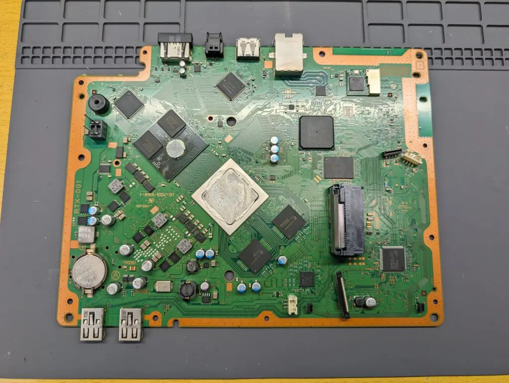 ケーブルを挿しても電源ランプが点灯しないPS3。原因・修理方法