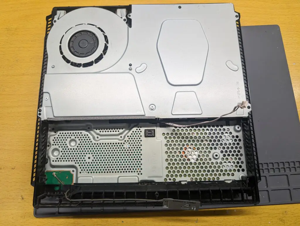 ボタンを押しても反応がない。 電源が入らず起動できないPS4を
