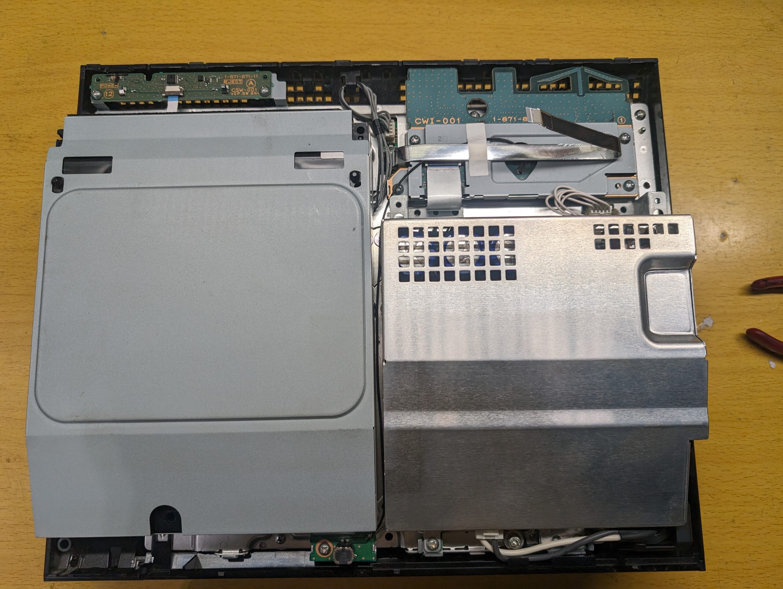 清掃してグリスを塗り替えても爆音のまま。PS3初期型の熱暴走を改善