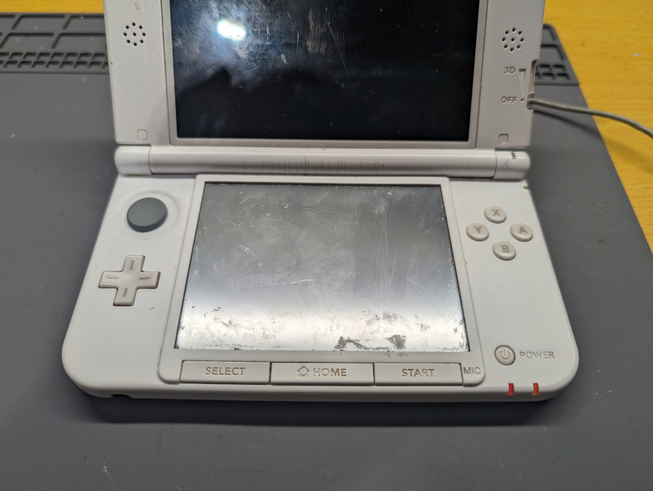 充電できない。　充電ランプは点灯するがすぐにバッテリー残量が無くなってしまう3DSLL