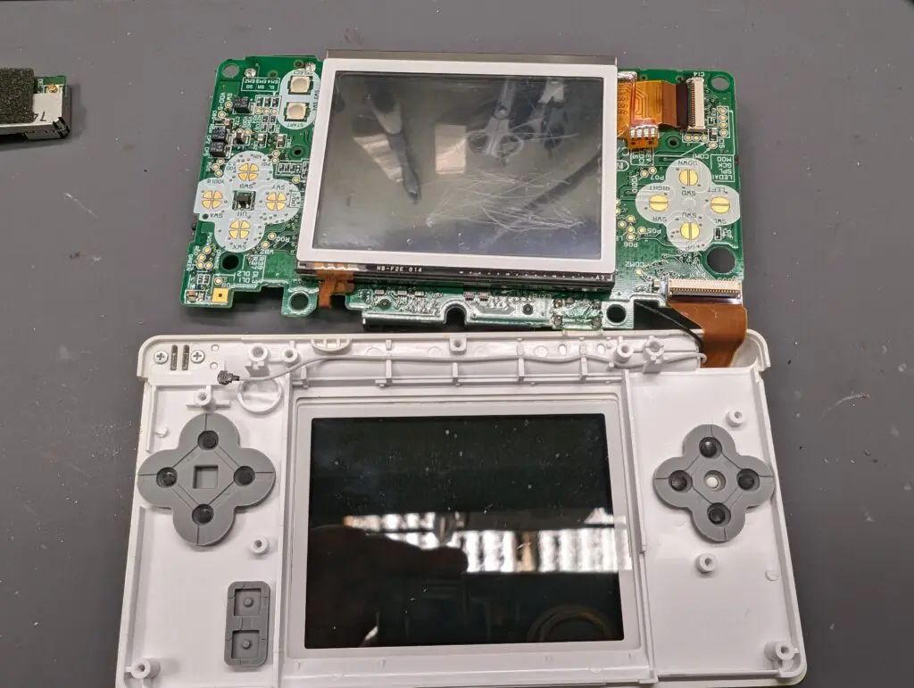 DSlite】下側の画面に白いモヤ！？ 下液晶の交換手順と本体分解方法