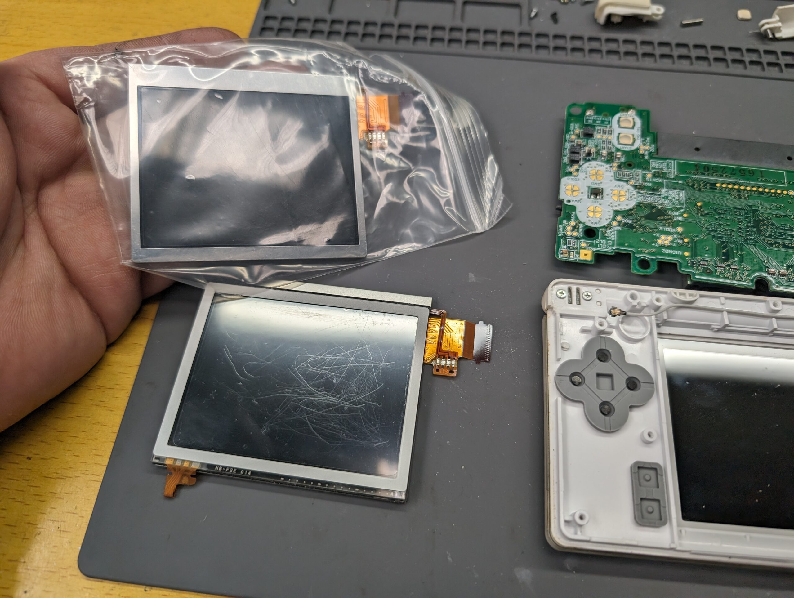 DSlite】下側の画面に白いモヤ！？ 下液晶の交換手順と本体分解