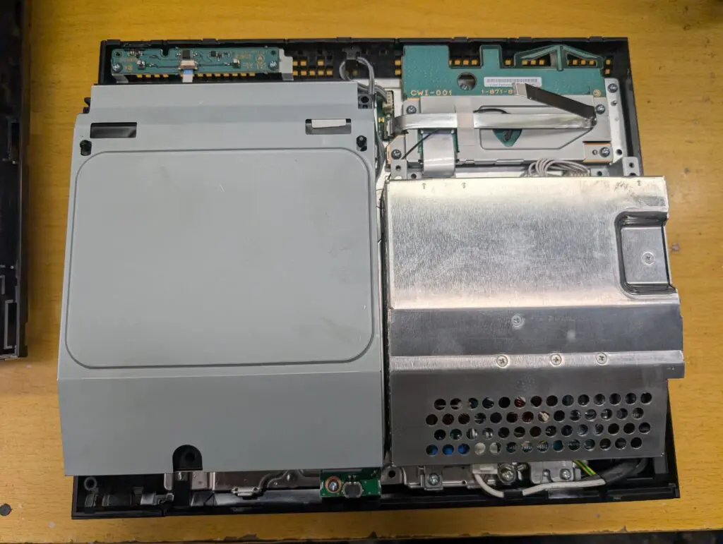 初期型PS3】 起動してから数秒でファンが高回転。 殻割りを行い
