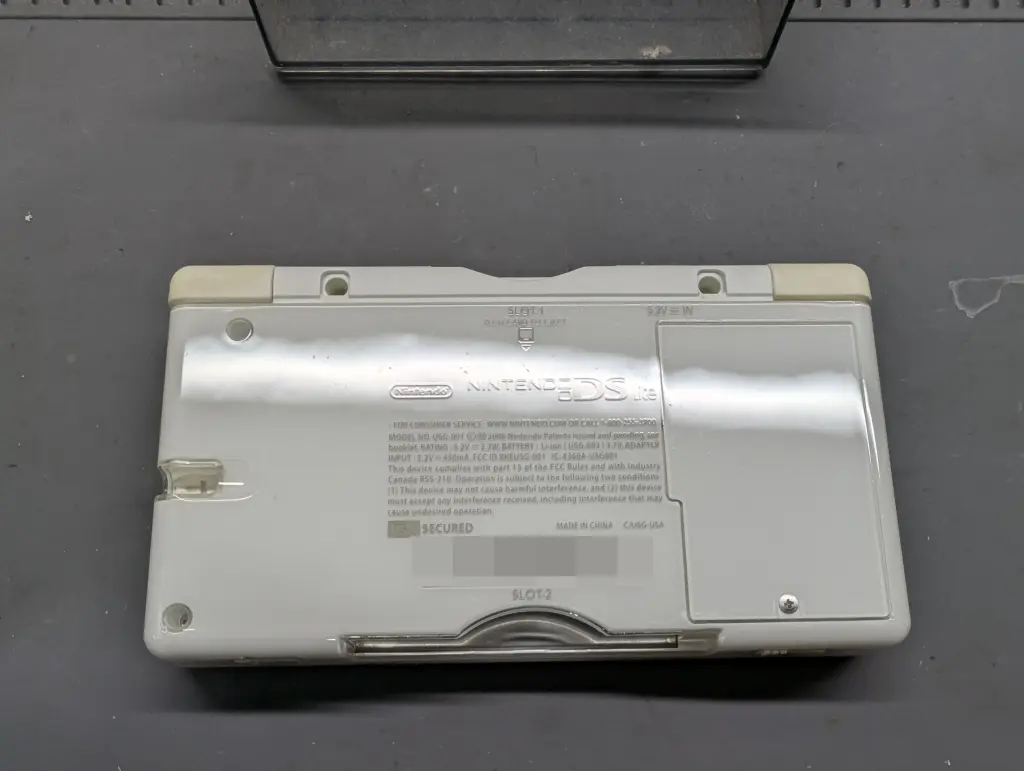 携帯ゲーム機に傷は付き物。傷が付いたら外装を交換してみては