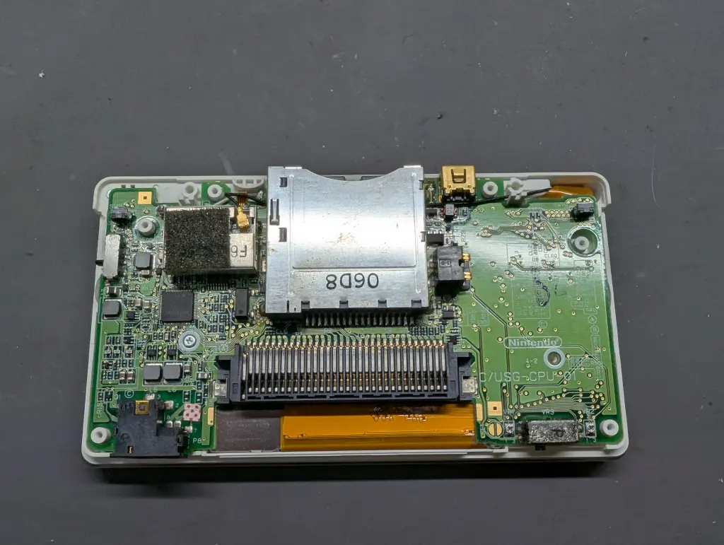 携帯ゲーム機に傷は付き物。傷が付いたら外装を交換してみては