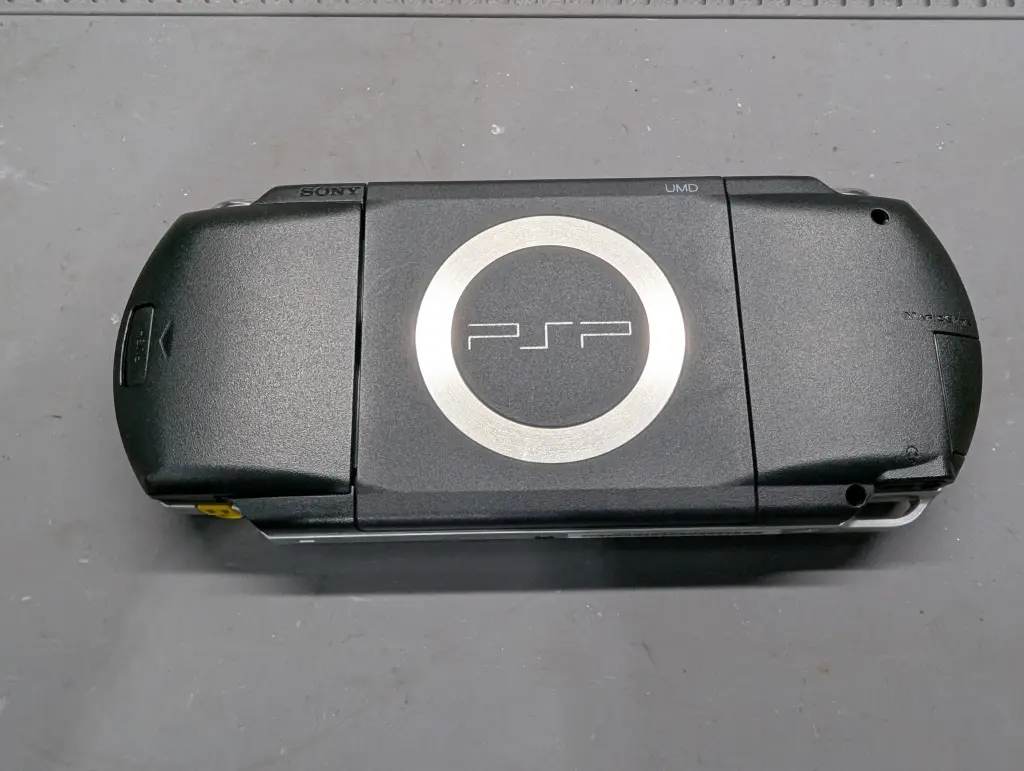 PSP1000　ソフトつき 部品廃盤！？ いえ、まだまだ修理可能です。 PSP-1000のUMD