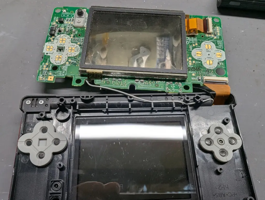 DS Liteが故障した。 修理方法は？ 修理を行っている業者は？ – ゲーム