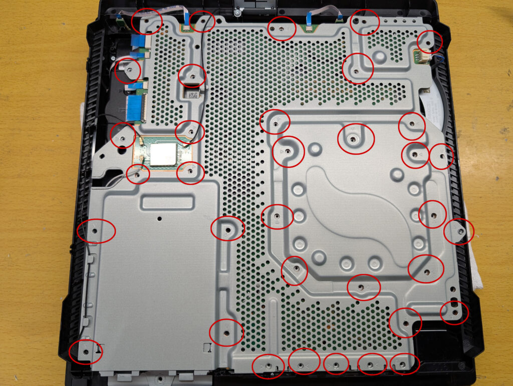 CUH-7200の基板プレートのネジ位置の写真