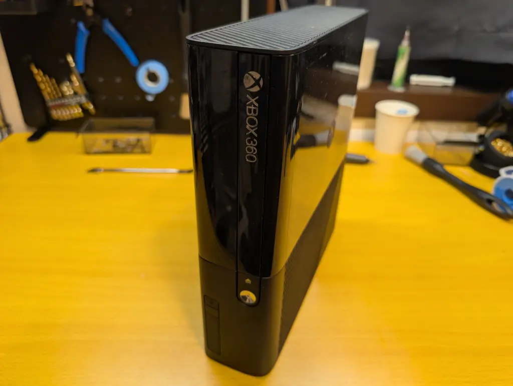 ボタンを押しても起動しない原因は？ Xbox 360E （250GB）の分解手順と