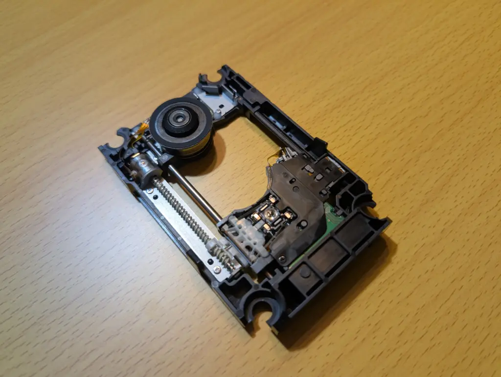 PS4 1000A キズ 付属品欠損 TJ3749 PS4コントローラーを自分で修理する方法。まずはどの型番なのかを調べ
