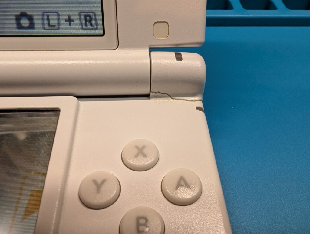 Rボタン付近の外装が破損した3DSLLの写真