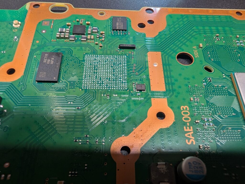 CUH-2100A　サウスブリッジチップ取り外し後の清掃時の写真