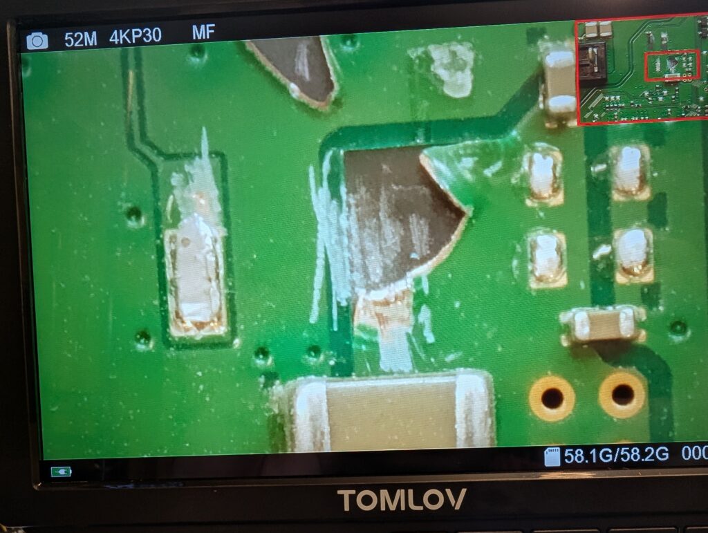 CUH-1200A　電源ボックスケーブルコネクター取り付け時の写真