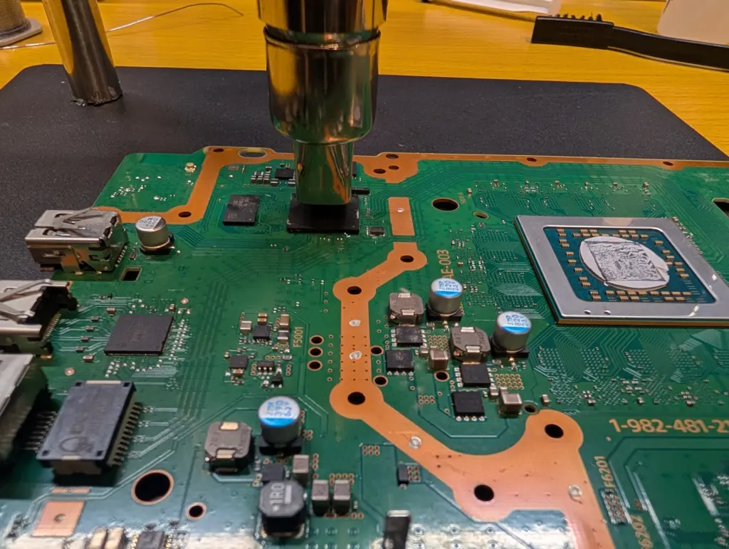 ボタンを押しても反応無し。 電源が一切入らないPS4の原因と修理方法