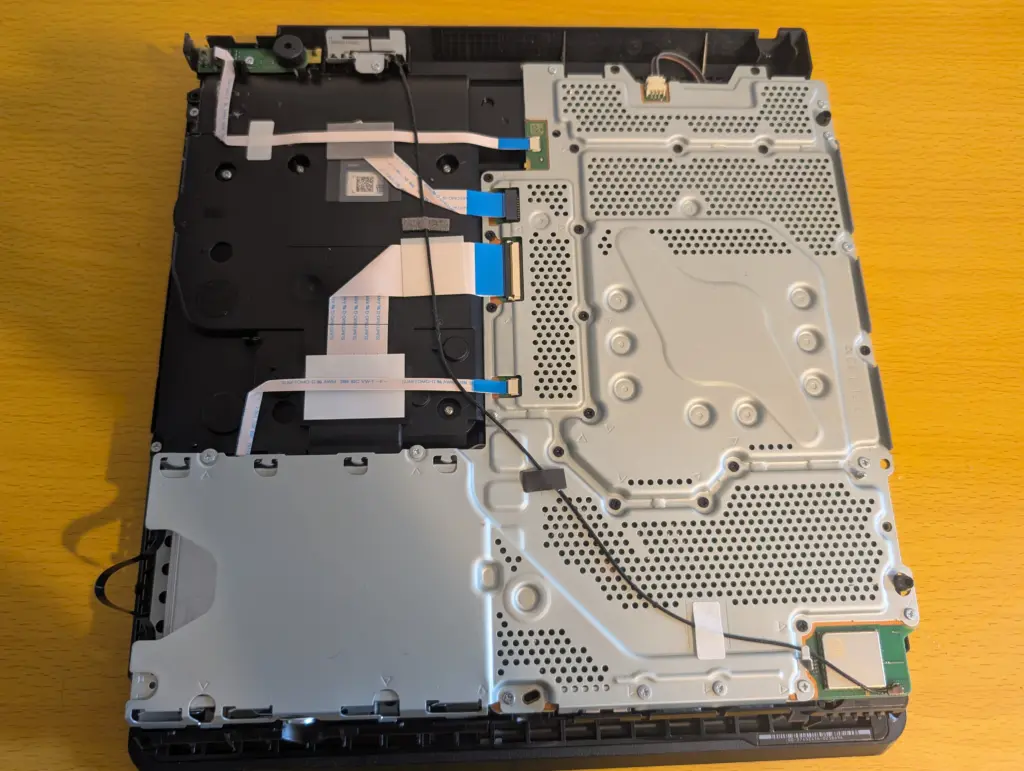 【ほぼ使ってない】プレステ4 ボタンを押しても反応無し。 電源が一切入らないPS4の原因と修理方法