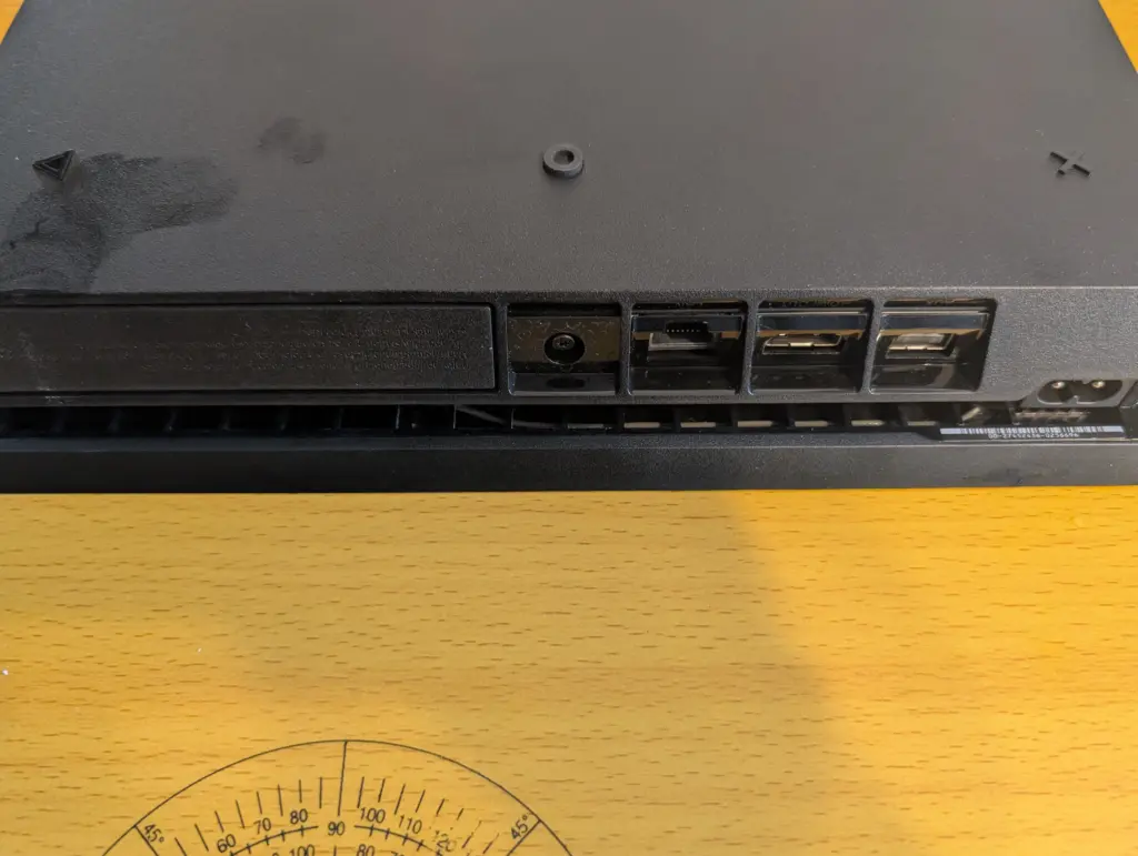 ボタンを押しても反応無し。 電源が一切入らないPS4の原因と修理
