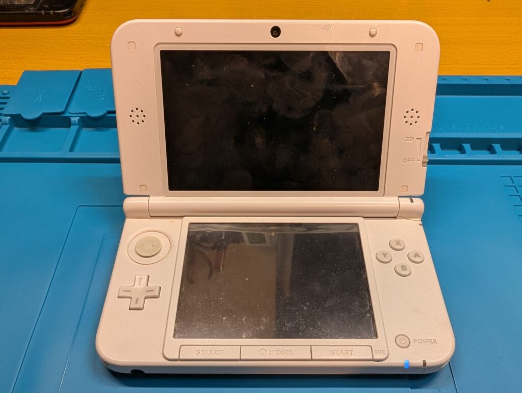 ヒンジ部分が破損した3DSLLの写真