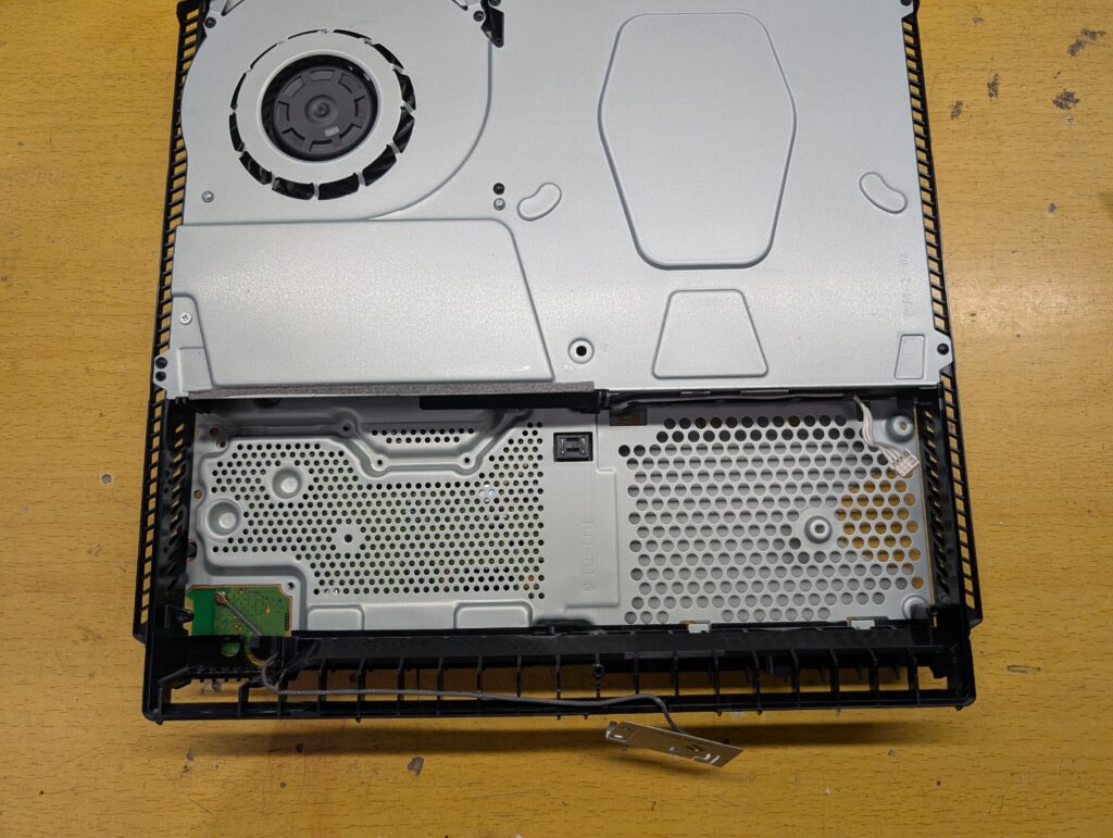PS4 CUH-2100A　電源ボックス取り外し後の写真