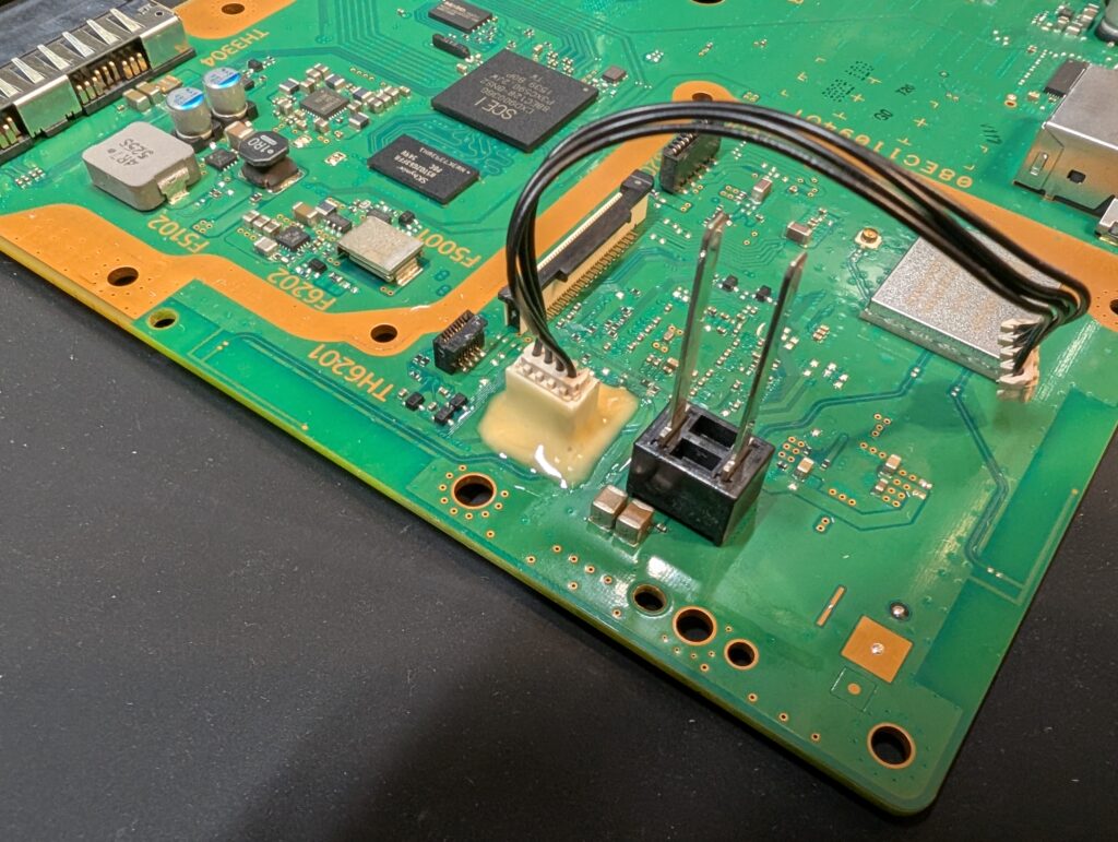 CUH-1200A　電源ボックスケーブルコネクター取り付け時の写真