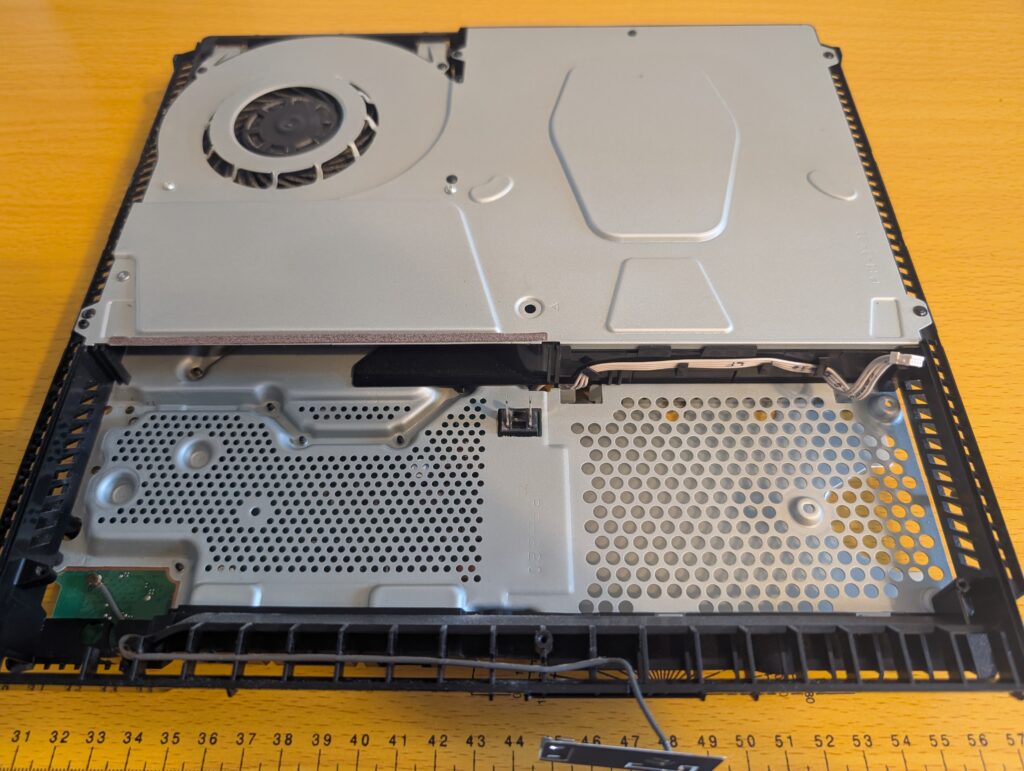 CUH-2100A電源ボックス取り外し後の写真
