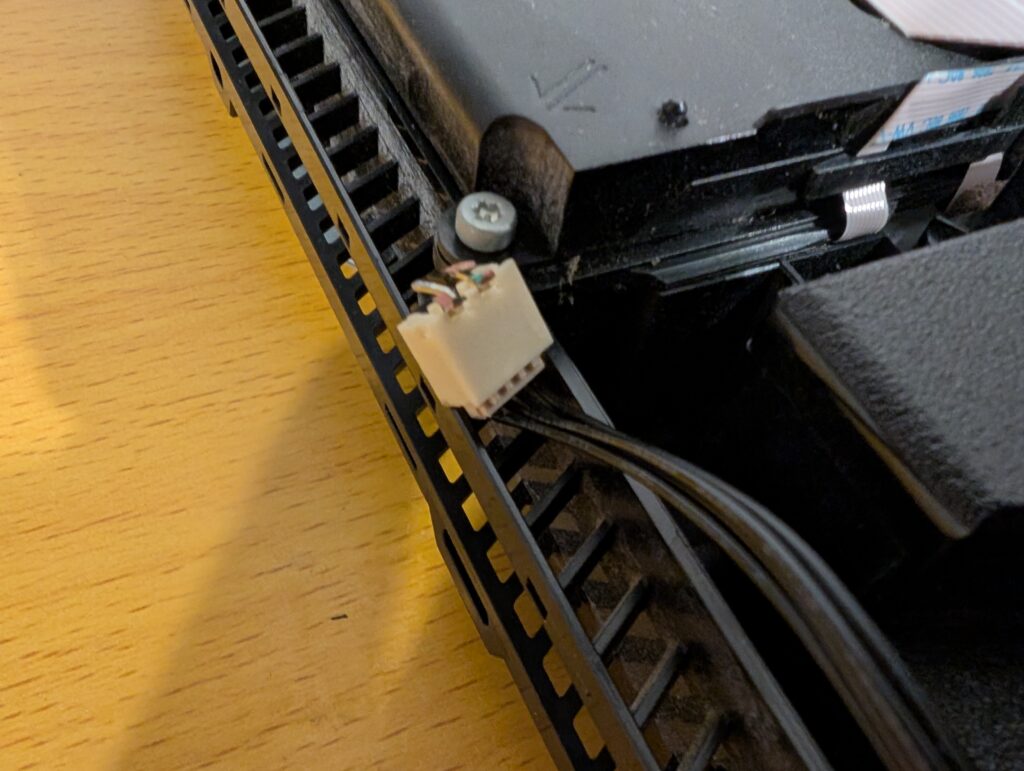 CUH-1200A　電源ボックスケーブルの写真