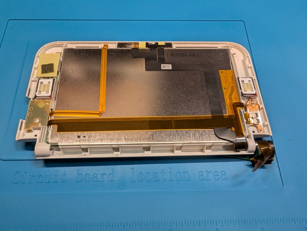 3DSLL　上画面のカバー取り外し後の写真