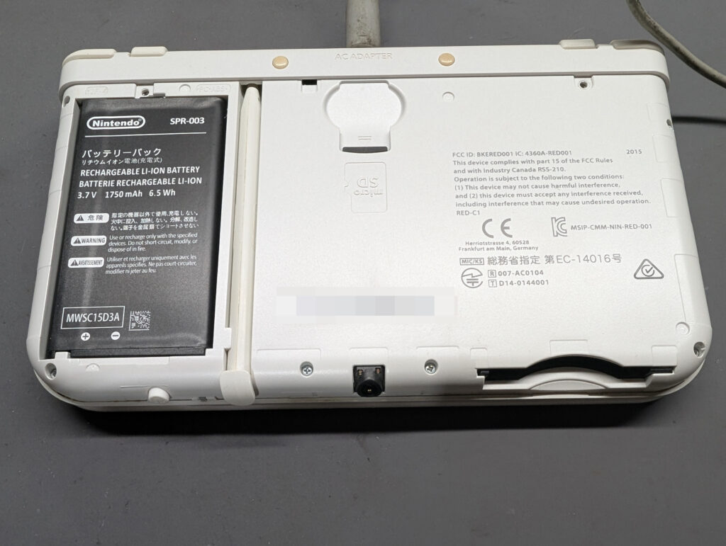 NEW任天堂3DSLL　バッテリーカバー取り外し後の写真