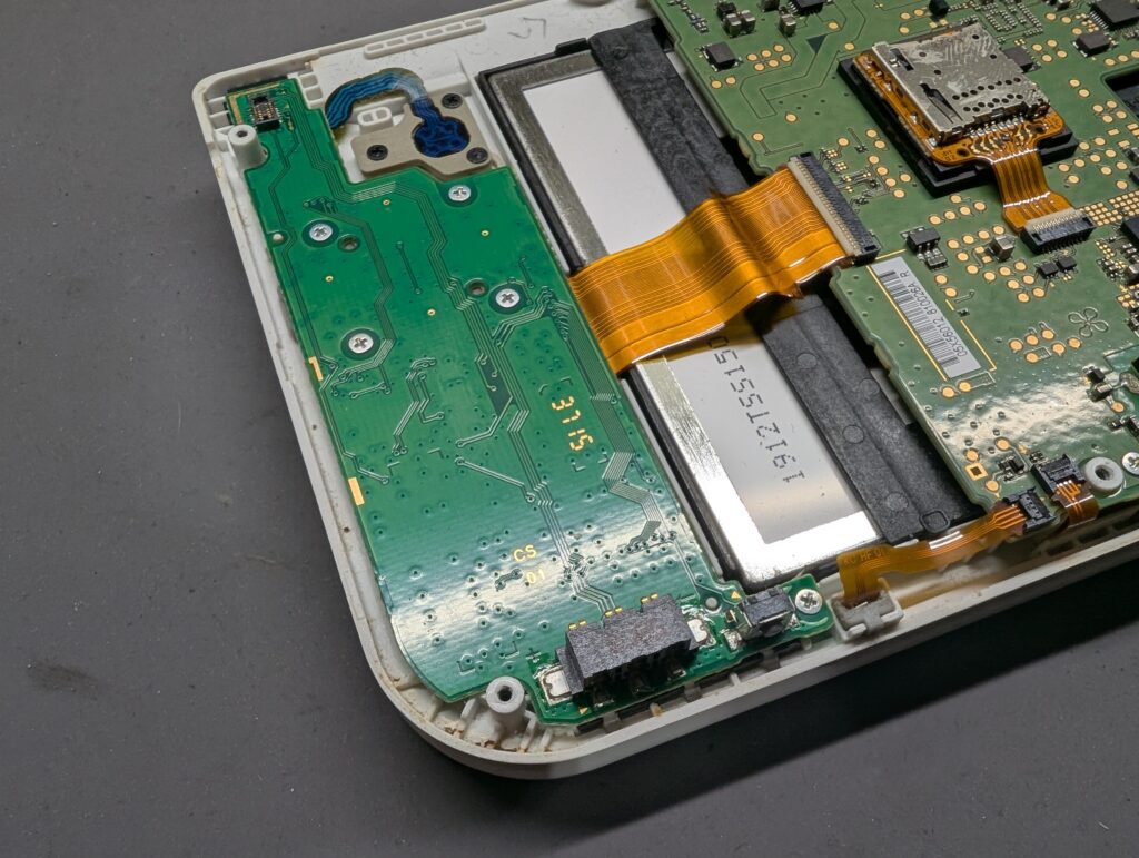 NEW任天堂3DSLL　電源基板。起動スイッチ基板の写真
