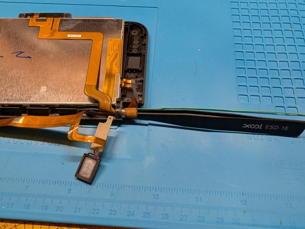 3DSLL　上液晶・カメラケーブルの抜き取り時の写真