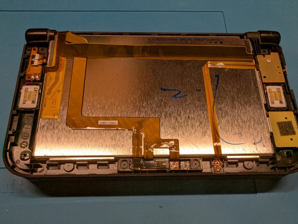3DSLL　上側外装分解時の写真