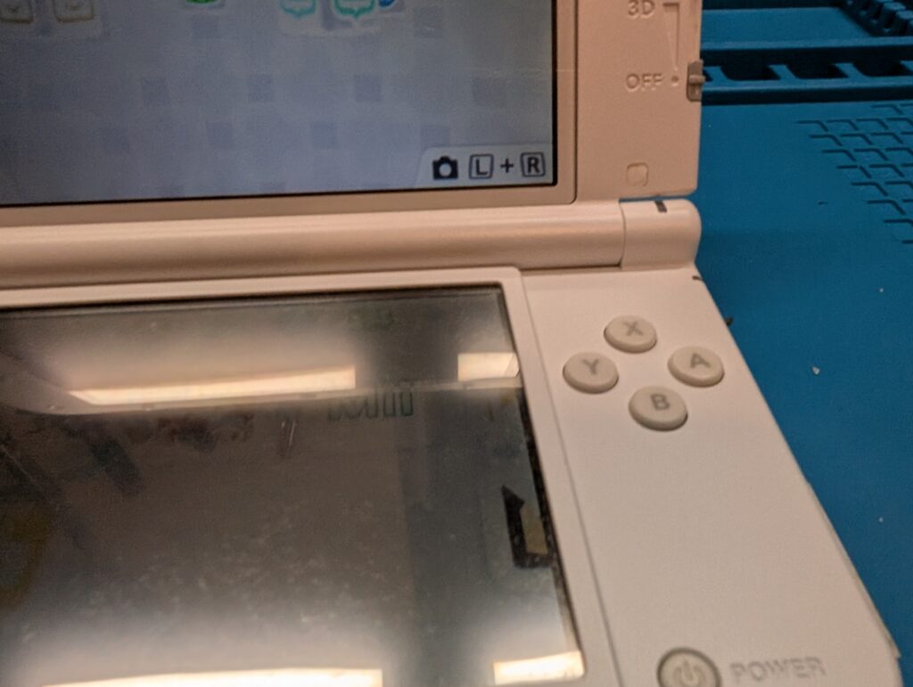 3DSLL　綺麗になったRボタン付近のヒンジ部の写真
