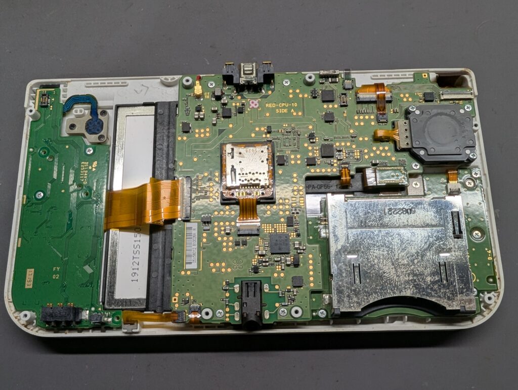 NEW任天堂3DSLL　メイン基板の写真　分解時