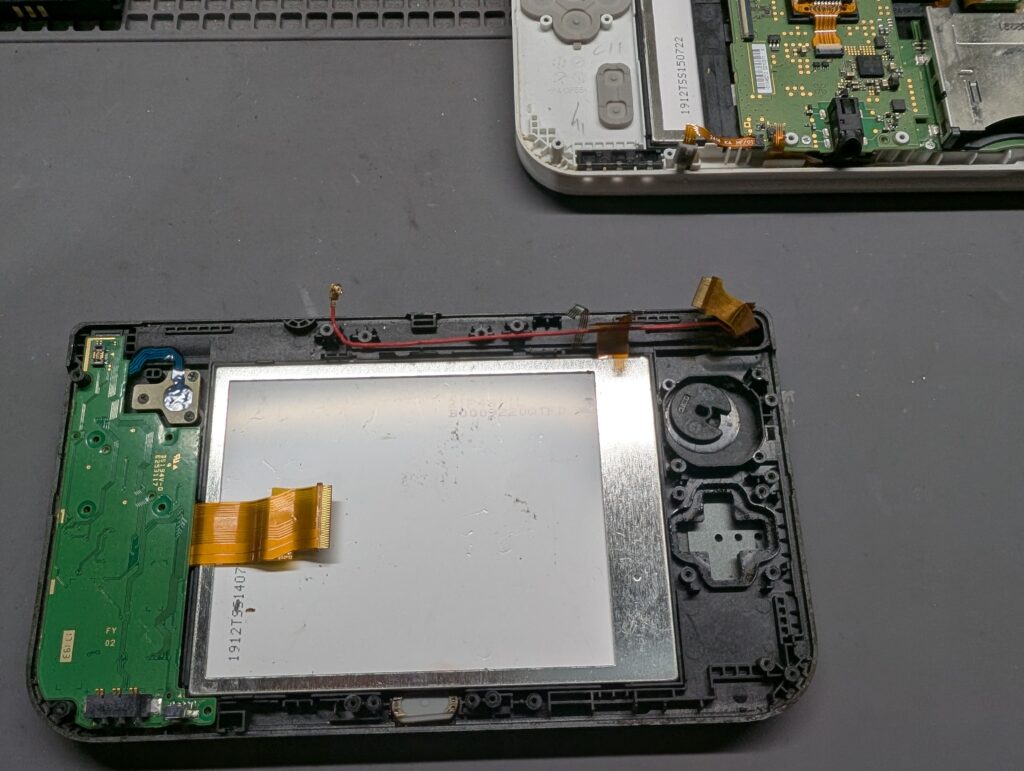 NEW任天堂3DSLL　メイン基板点検時の写真