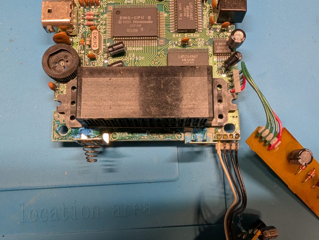 ゲームボーイ　乾電池接点部の腐食修正時の写真