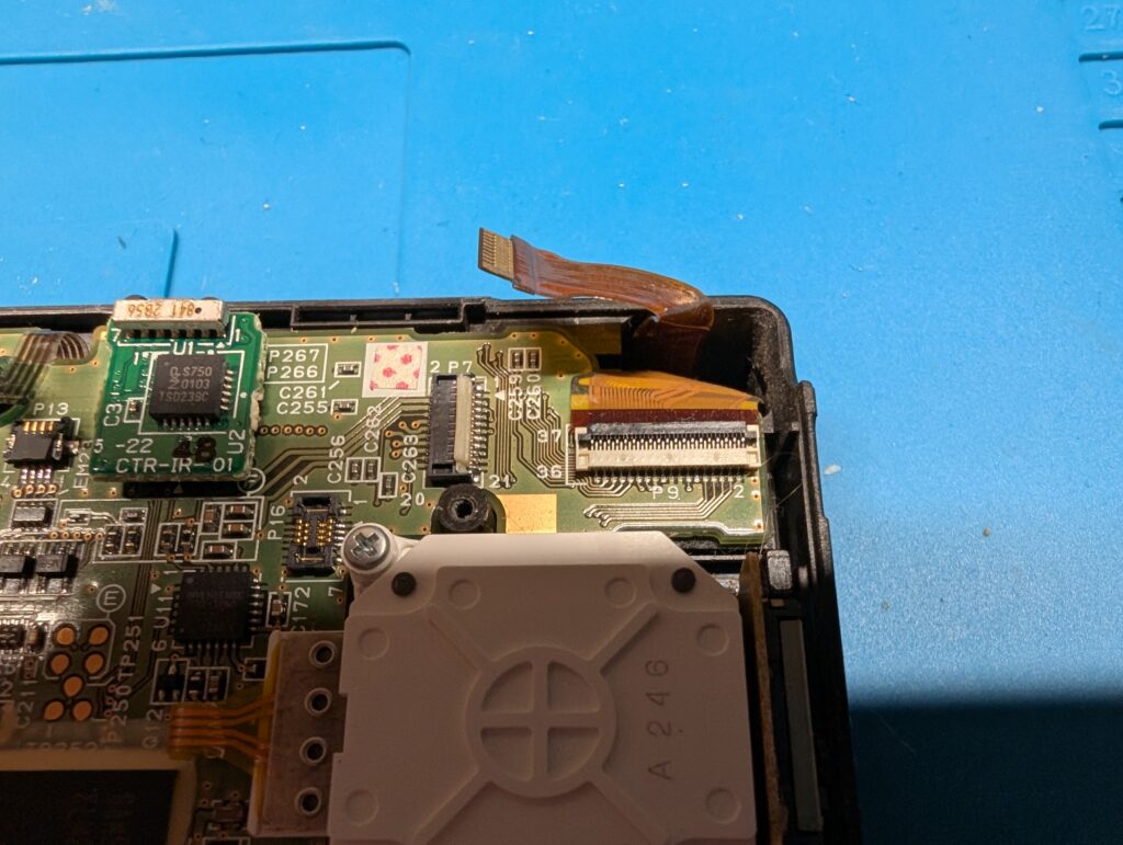 3DSLL　断線したスピーカーケーブルの写真