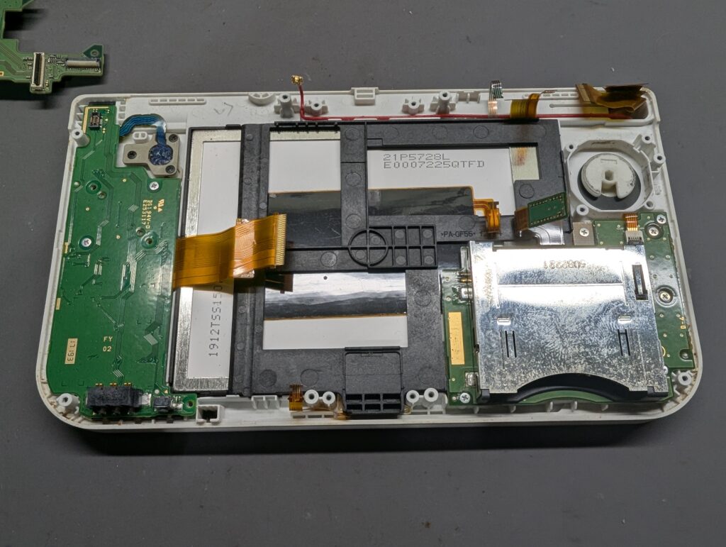 NEW任天堂3DSLL　メイン基板取り外し時の写真