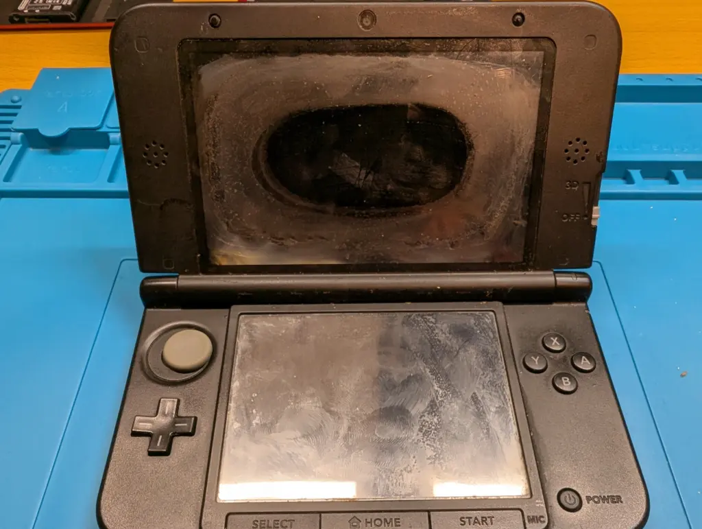 電源が入らない！ 水濡れにより起動できなくなった3DSLLを修理