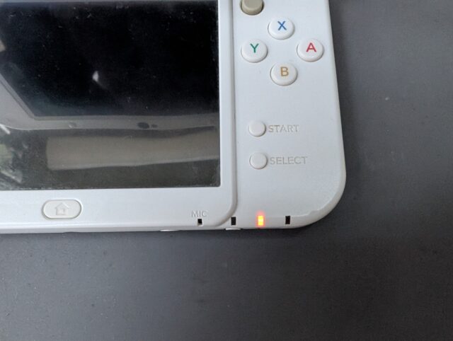 3DSLL 今日発送します New 3DS LL 上画面の表示がおかしい！画面交換で綺麗にしました