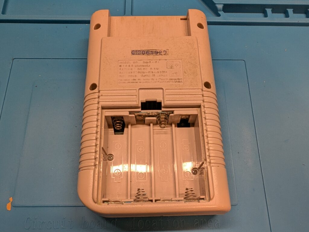 ゲームボーイの乾電池を入れる部分の写真