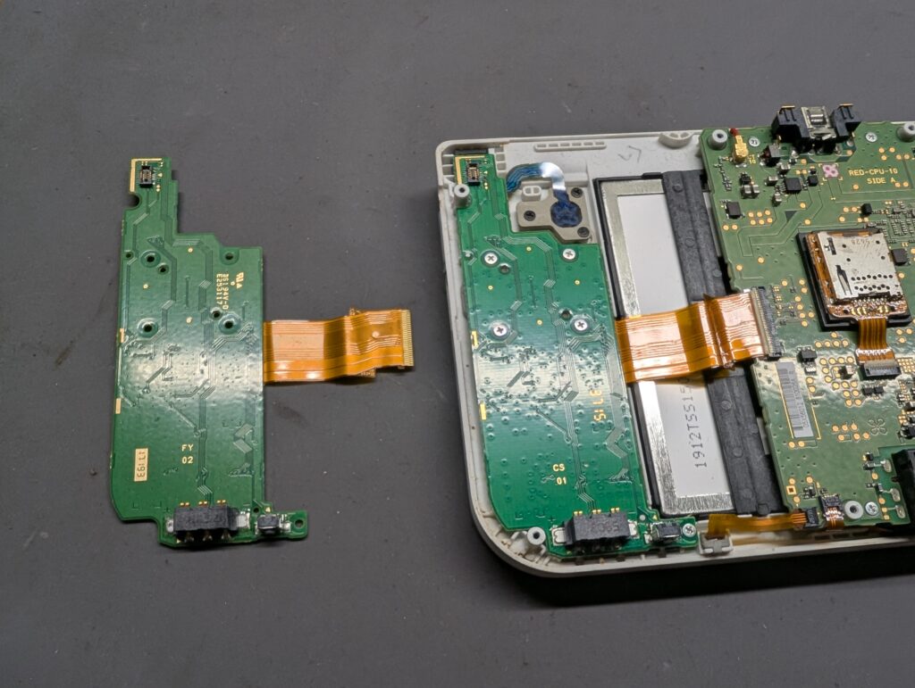 NEW任天堂3DSLL　電源基板交換時の写真