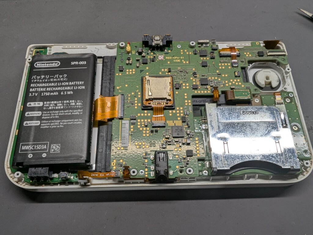 NEW任天堂3DSLL　メイン基板点検時の写真