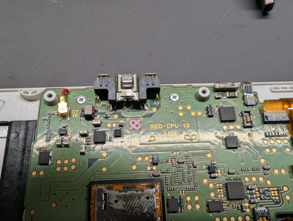 NEW任天堂3DSLL　充電ポートの写真