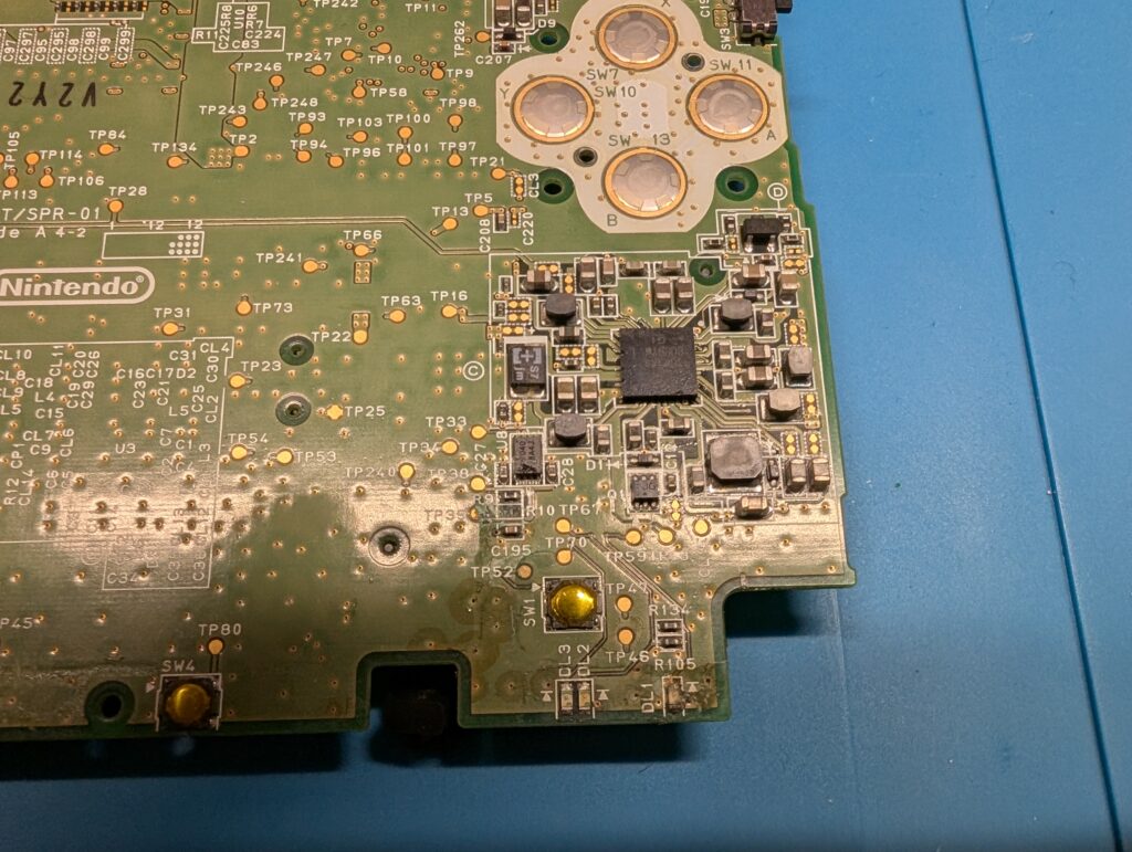 水没した3DSLLの基板の電子部品の写真