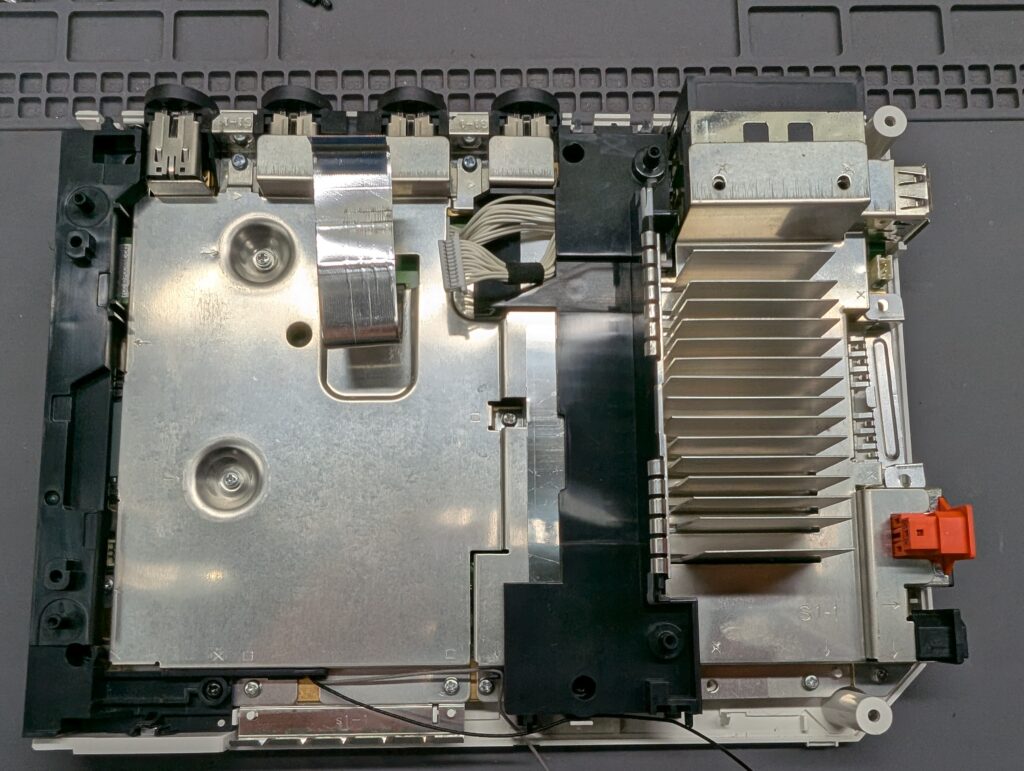wiiの内部の写真　メイン基板取り出し時の写真