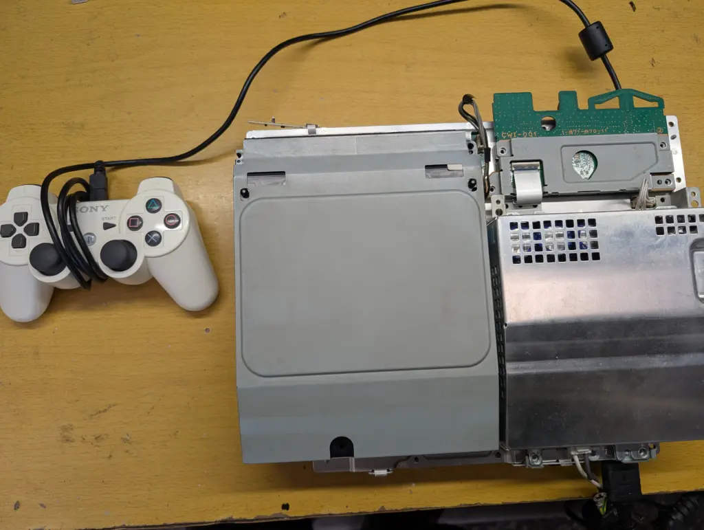 PS2のゲームディスクを認識しない初期型PS3を修理。 原因は一体